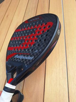 Pala Bullpadel Vertex 04 + REGALO 2 pesos.