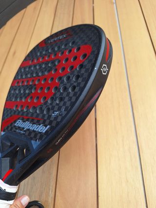 Pala Bullpadel Vertex 04 + REGALO 2 pesos.