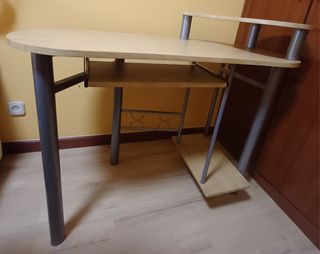 Escritorio madera - metal y silla giratoria. 