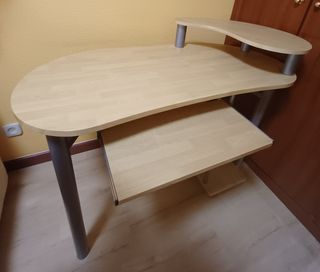 Escritorio madera - metal y silla giratoria. 