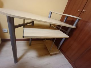 Escritorio madera - metal y silla giratoria. 