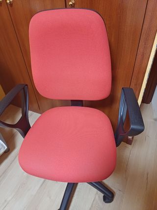 Escritorio madera - metal y silla giratoria. 