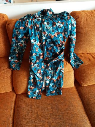 Chaqueta floral azul y multicolor