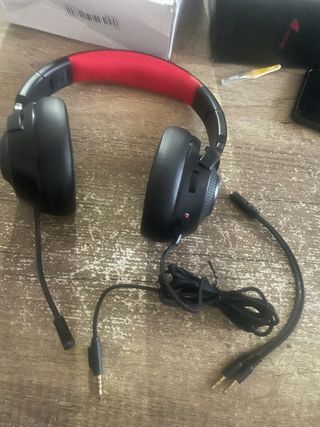 Auriculares cerrados negros y rojos