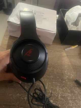 Auriculares cerrados negros y rojos