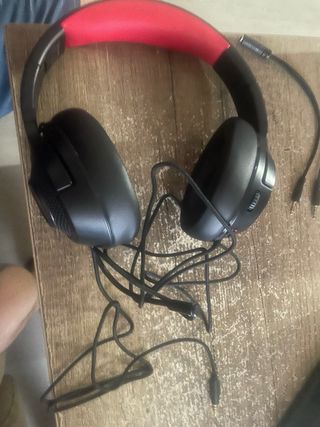 Auriculares cerrados negros y rojos