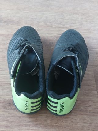 Botas de fútbol con velcro
Talla 34