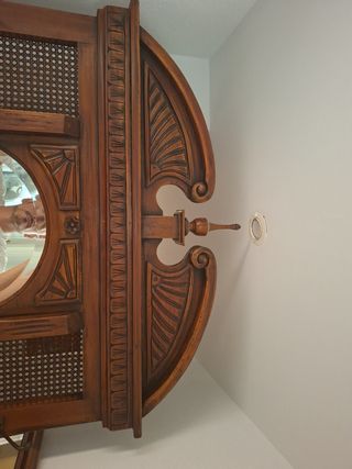 Mueble recibidor de madera y ratán