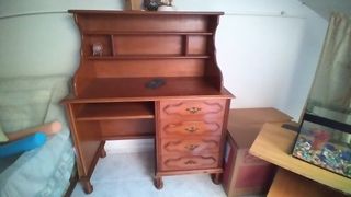 Mueble de madera marrón