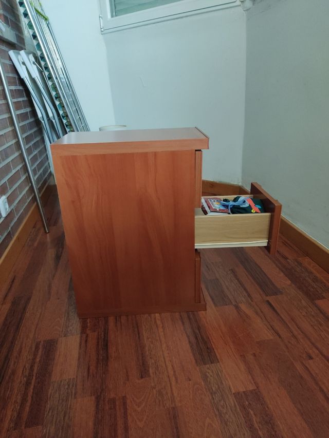 Mesita de noche estrecha 3 cajones