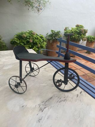 Triciclo antiguo de madera y metal de pedales.