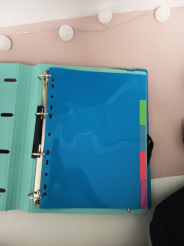 Carpetas de anillas azul y negra