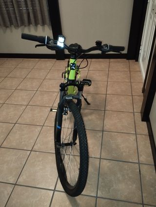 Bicicleta de montaña verde