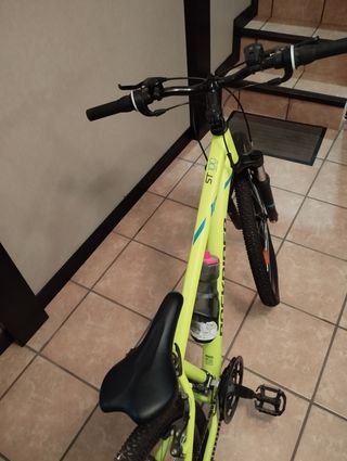 Bicicleta de montaña verde