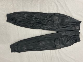 Pantalón engomado cargo negro