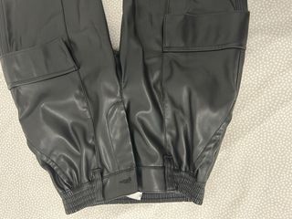 Pantalón engomado cargo negro
