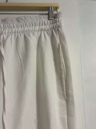 Pantalón de lino blanco con bolsillos laterales