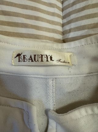 Chaqueta militar blanca con detalles dorados