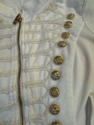 Chaqueta militar blanca con detalles dorados