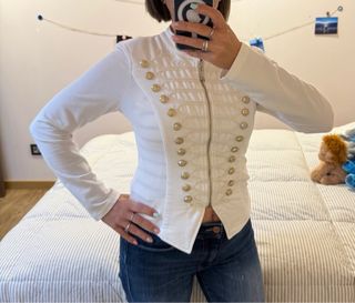 Chaqueta militar blanca con detalles dorados