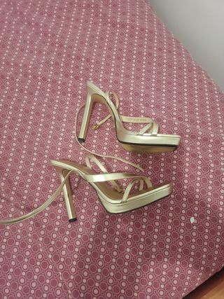 Zapatos de tacón dorados