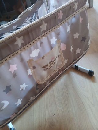 Cuna de muñecas con diseño de estrellas