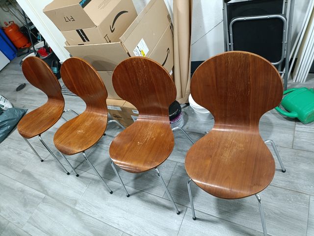 Sillas de madera y metal.