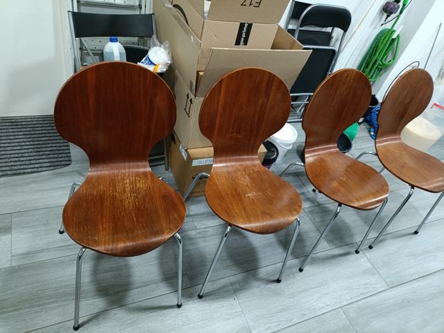 Sillas de madera y metal.