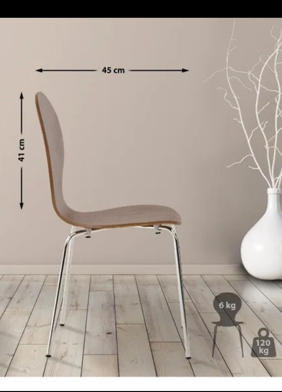 Sillas de madera y metal.