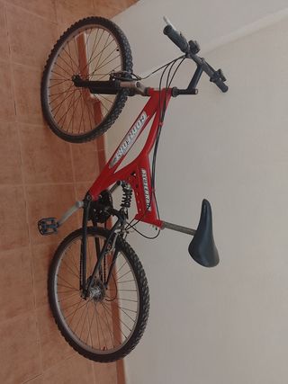 Bicicleta de montaña roja