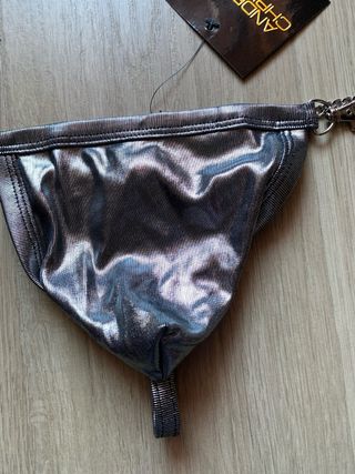 Tanga metalizado con cadena Andrew Christian