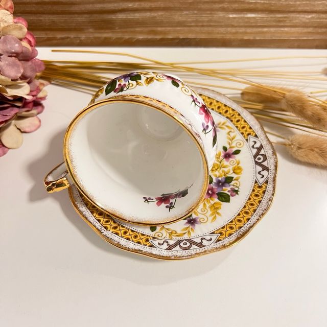 Taza y platillo de porcelana inglesa Elisabethan.