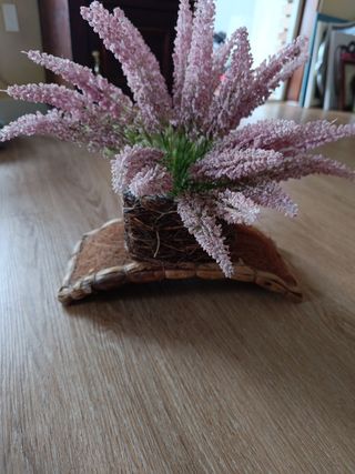 Cesta con planta artificial rosa