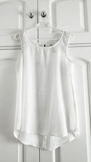 Camisa blanca sin mangas con tirantes