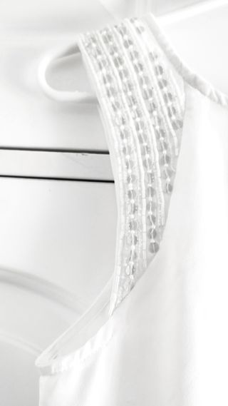 Camisa blanca sin mangas con tirantes