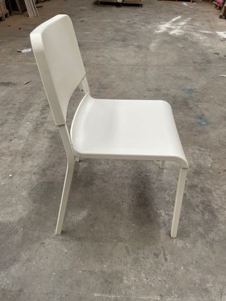 Sillas de cocina blancas de plástico