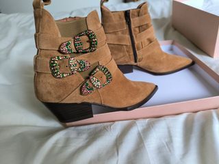 Botines Ras,  Marrones con Hebillas Decoradas