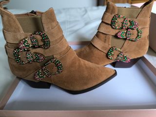 Botines Ras,  Marrones con Hebillas Decoradas