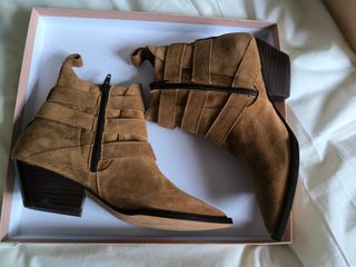 Botines Ras,  Marrones con Hebillas Decoradas