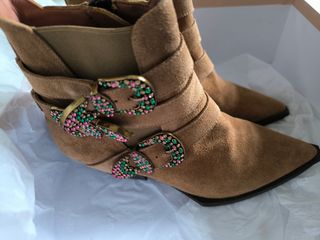 Botines Ras,  Marrones con Hebillas Decoradas