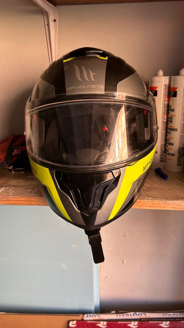 Casco da moto nero e giallo MT Helmets