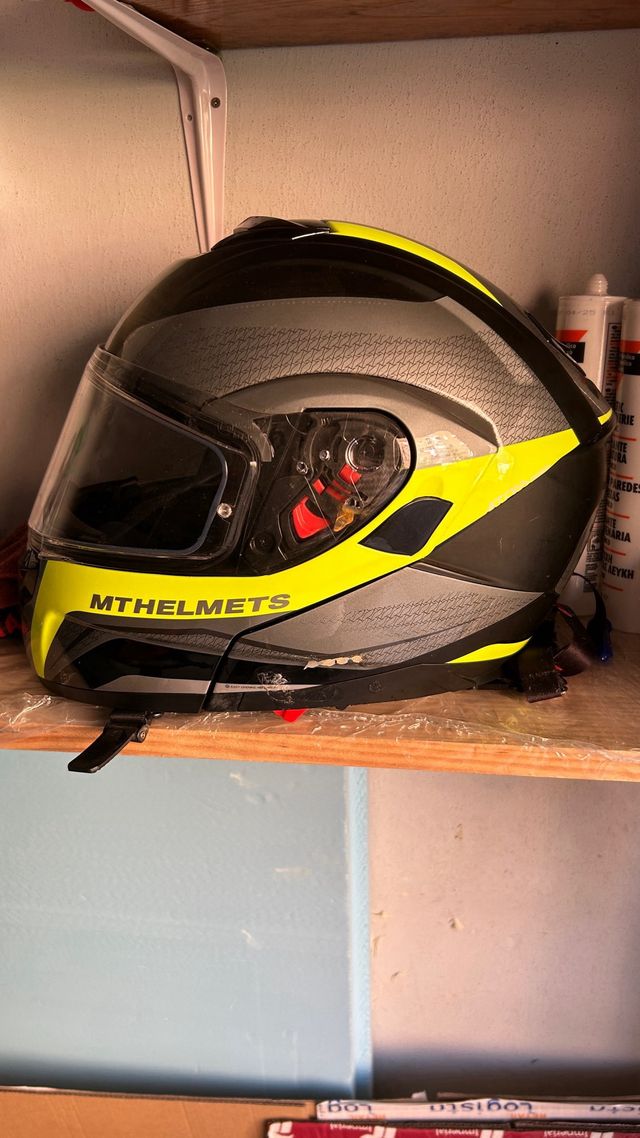 Casco da moto nero e giallo MT Helmets