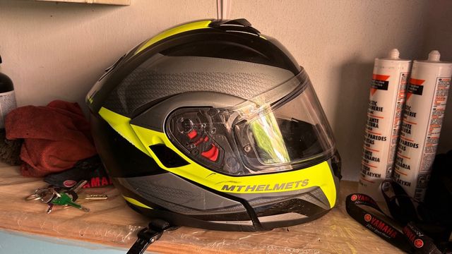 Casco da moto nero e giallo MT Helmets