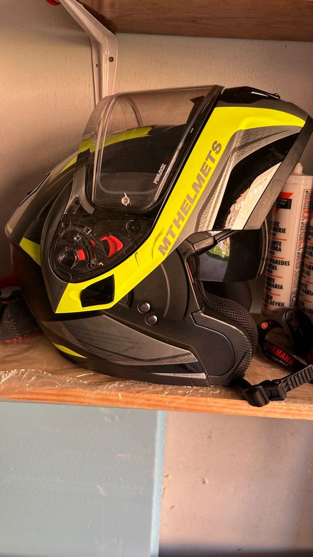 Casco da moto nero e giallo MT Helmets