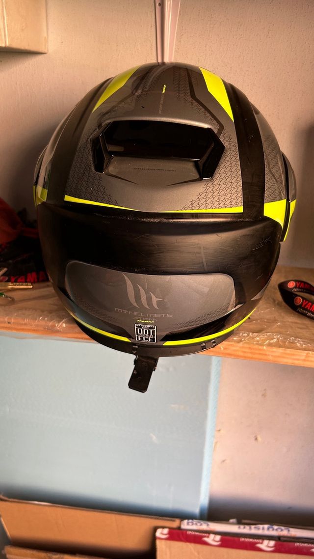 Casco da moto nero e giallo MT Helmets