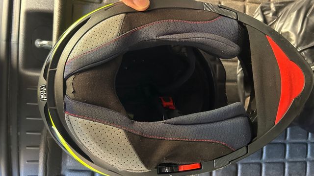 Casco da moto nero e giallo MT Helmets