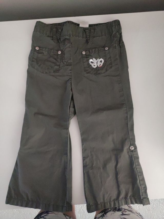 Pantalón niña verde con mariposa