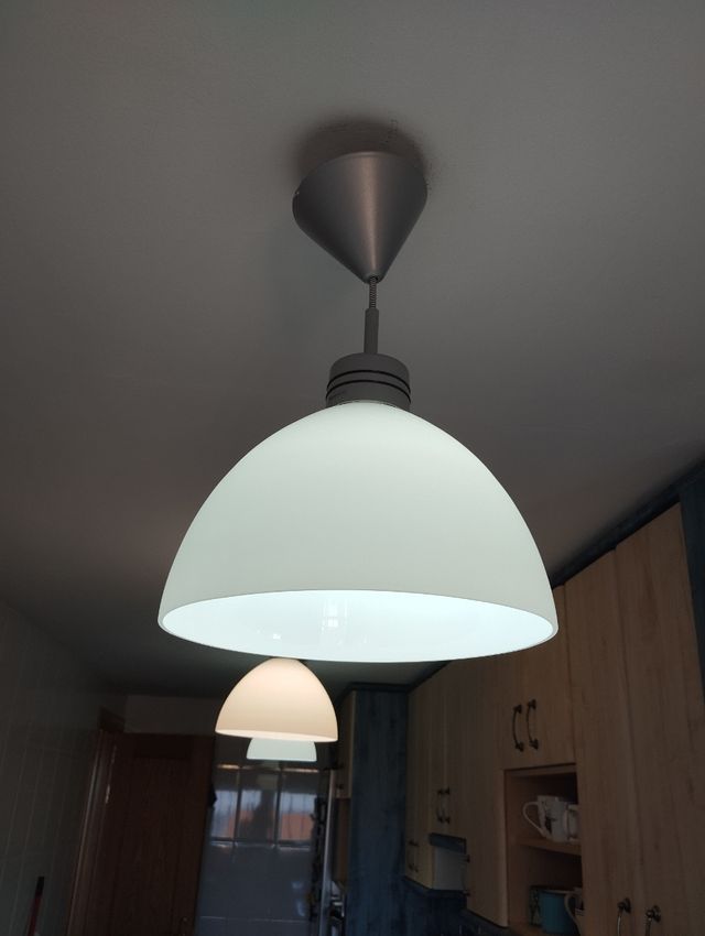 Candeeiro de teto em metal e vidro branco. 