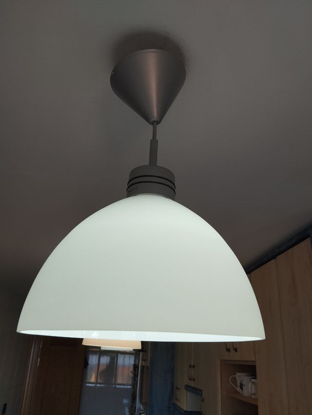 Candeeiro de teto em metal e vidro branco. 