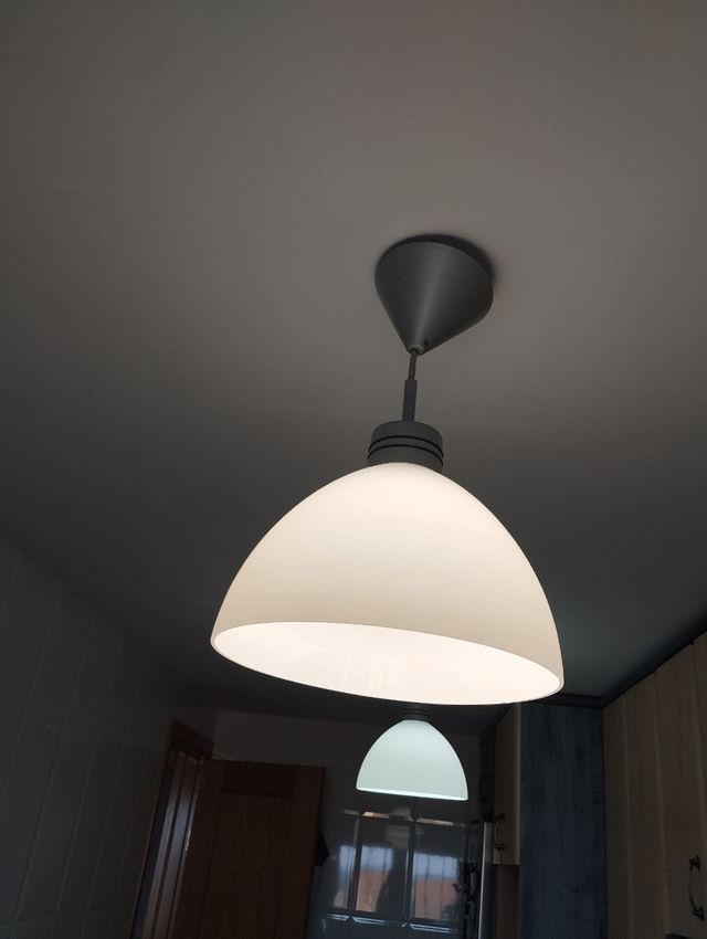 Candeeiro de teto em metal e vidro branco. 